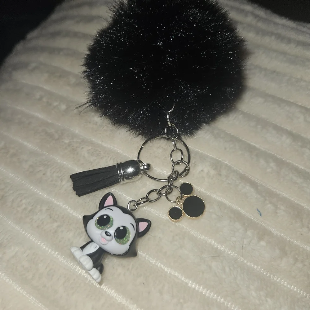 - Handcrafted‎ Disney Doorable Figaro keychain